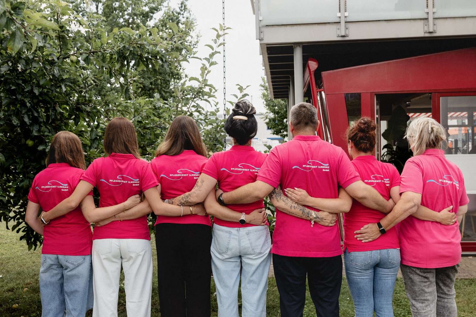Das Team der Pflegedienst Ilmenau GmbH - Arm in Arm